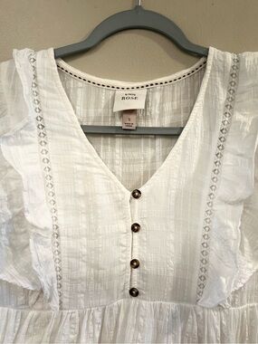 Knox Rose Dress Size Small
White V-Neck Button dress with Lace Insets